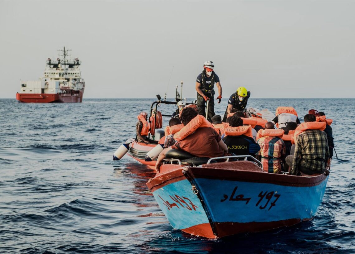 Archivo - Operación de rescate de un barco de migrantes frente a las costas italianasFlavio Gasperini/SOS Mediterrane / DPA - Archivo