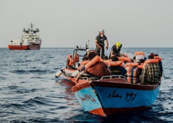 Archivo - Operación de rescate de un barco de migrantes frente a las costas italianasFlavio Gasperini/SOS Mediterrane / DPA - Archivo