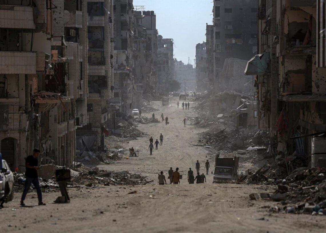 Palestinos regresan a lo que queda de sus barrios en el norte de ciudad de Gaza tras la retirada de las tropas israelíes por el acuerdo de alto el fuego entre Israel y Hamás  Europa Press/Contacto/Omar Ashtawy