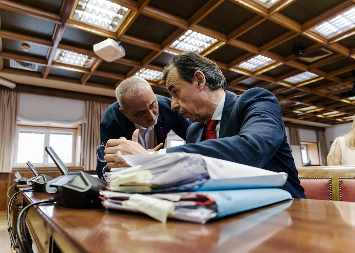 Archivo - El senador del PP Fernando Martínez Maíllo (d) a su llegada a la comparecencia del ministro de Política Territorial y Memoria Democrática, Ángel Víctor Torres, en la comisión por el ‘caso Koldo’, en el Senado, a 6 de marzo de 2025, en Madrid (EsCarlos Luján - Europa Press - Archivo