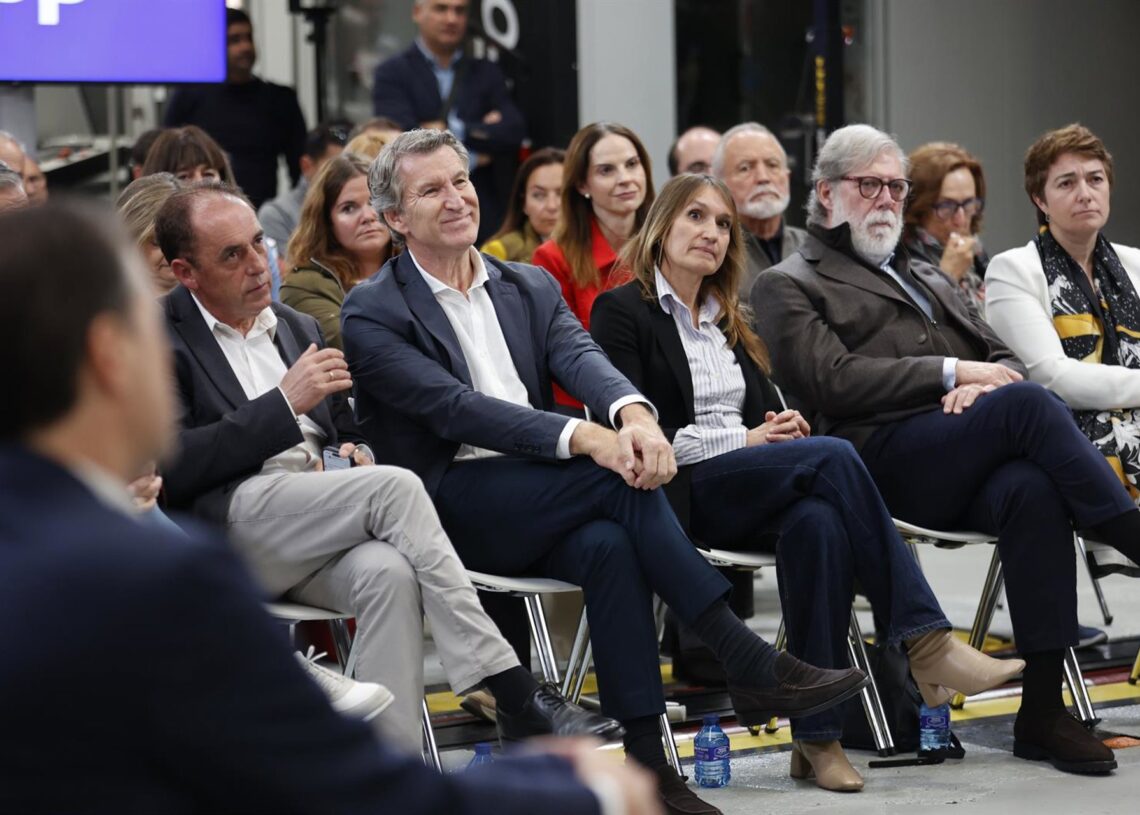 El presidente de la Diputación Provincial de Soria, Benito Serrano (i), el presidente del PP, Alberto Núñez Feijóo (2i),  la consejera de Educación de la Junta de Castilla y León, Rocío LucasConcha Ortega Oroz - Europa Press