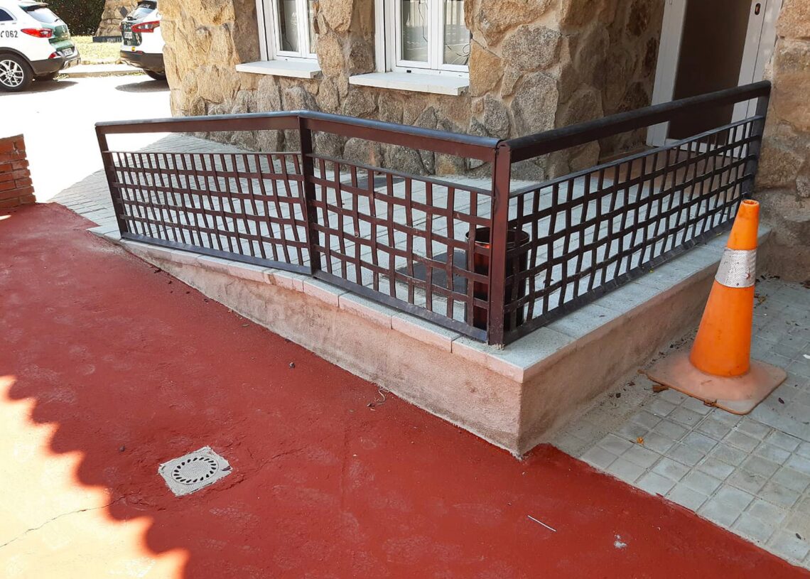 Archivo - Rampa acceso al cuartel de la Guardia Civil en GalapagarAYUNTAMIENTO DE GALAPAGAR - Archivo