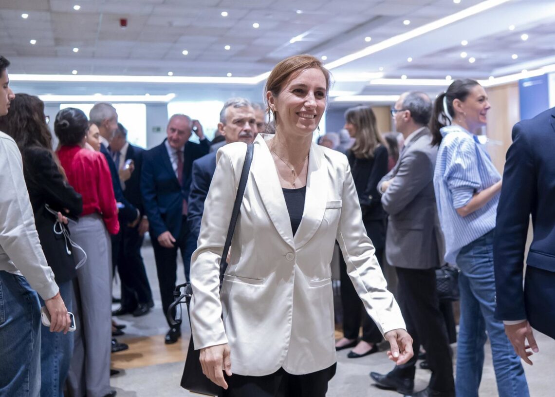 La ministra de Sanidad, Mónica García, durante el 'Foro Profesiones Sanitarias: La profesión médica en España', en el Hotel Hesperia Madrid , a 16 de octubre de 2025, en Madrid (España). El encuentro ha sido organizado por Europa Press, Hospiten, la OrganAlberto Ortega - Europa Press