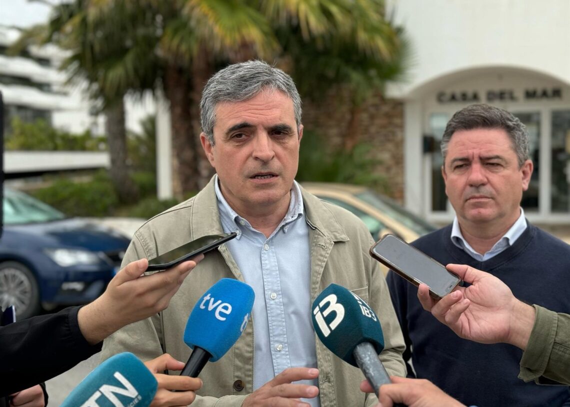 Archivo - El diputado del PP balear José Vicente Marí atendiendo a los mediosPP - Archivo