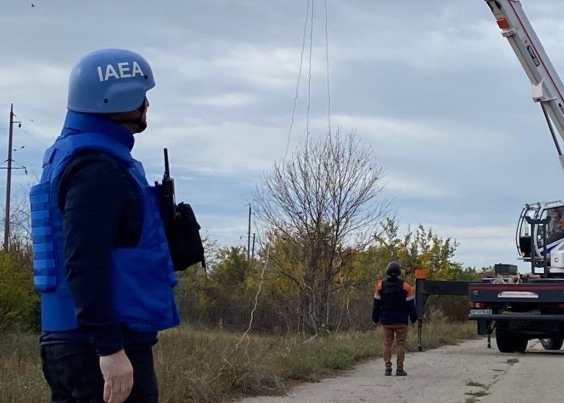 Un técnico del OIEA examina las tareas de reparación del suministro eléctrico externo de la central de Zaporiyia (Ucrania)OIEA/X