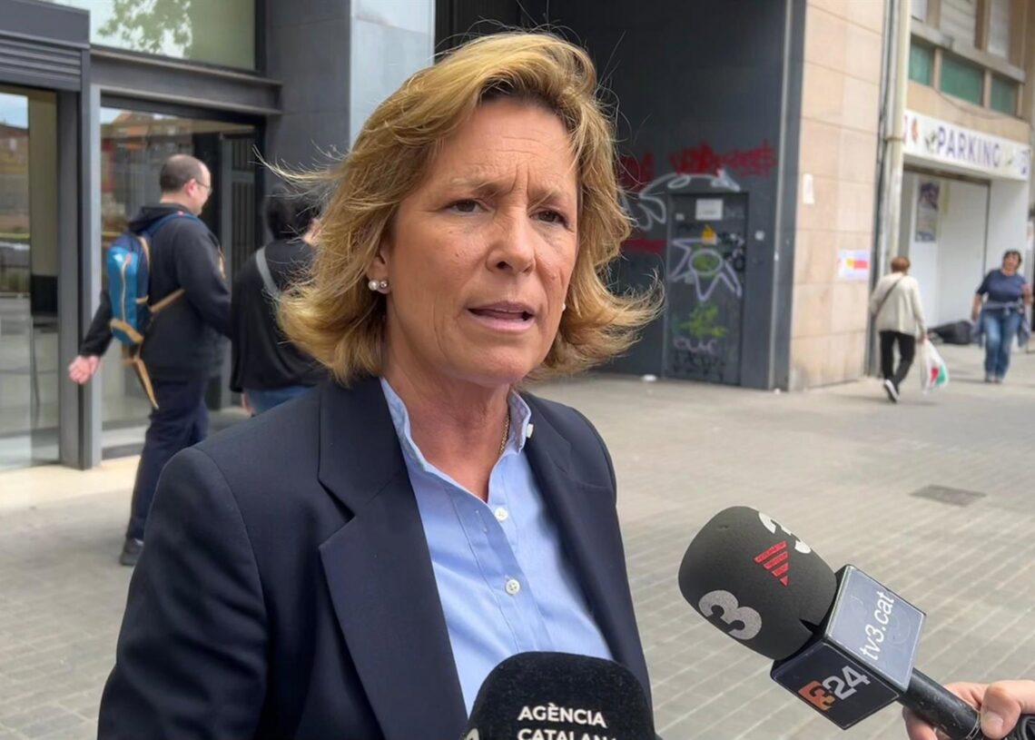 Archivo - La diputada de Vox, María Elisa García Fuster, en una atención a los medios. Imagen de archivo. EUROPA PRESS - Archivo