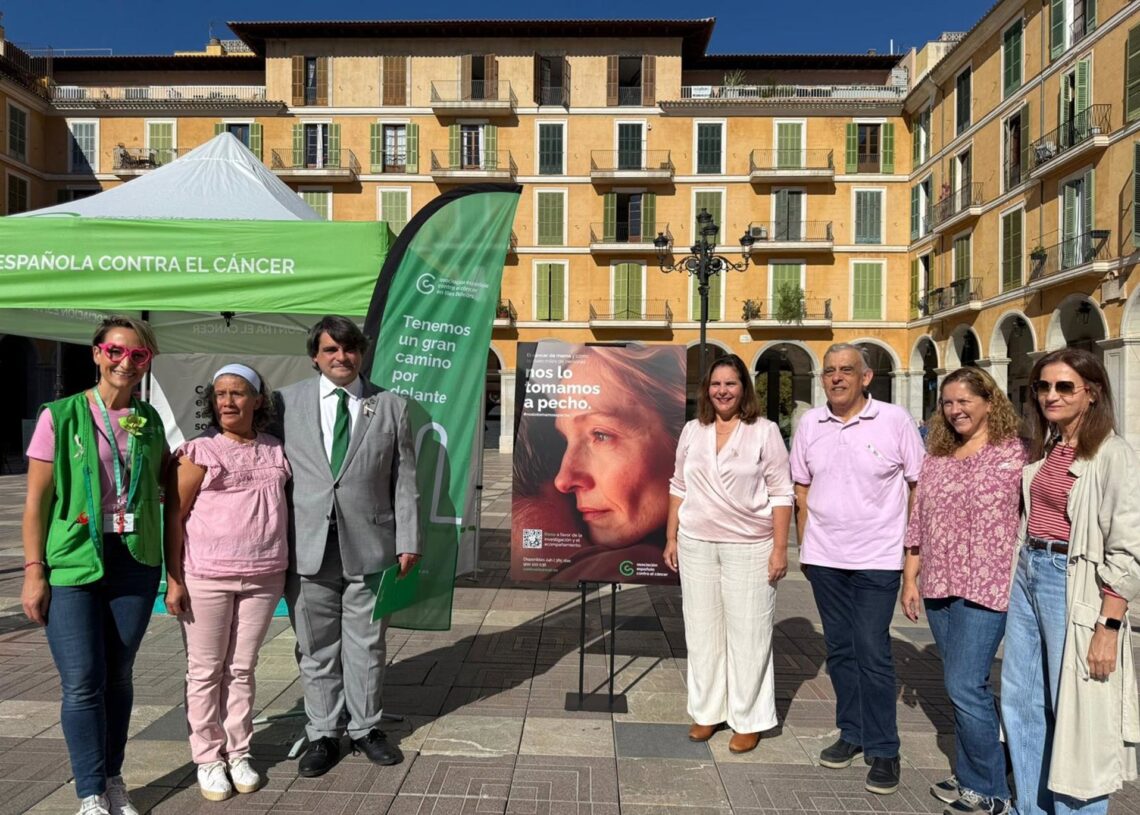 La consellera de Salud, Manuela García, y el presidente de la AECC en Baleares, José Reyes, visitan uno de los puestos de la campaña en Palma.AECC