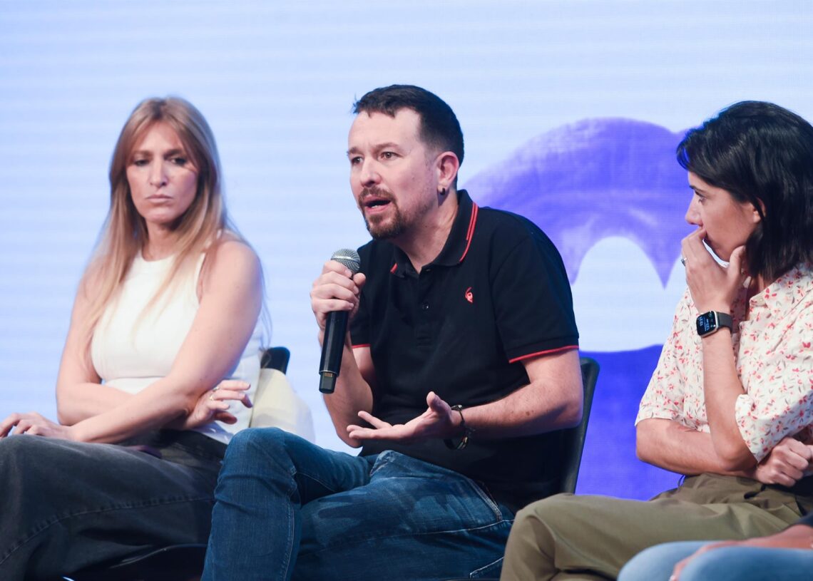 (I-D) La diputada de Argentina, Florencia Carignano, el exvicepresidente del Gobierno, Pablo Iglesias, y la exdiputada portuguesa  Joana Mortágua, durante la  Universidad de Otoño de Podemos en Espacio Ventas, a 18 de octubre de 2025, en Madrid (España).Gustavo Valiente - Europa Press