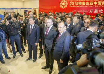 Archivo - El ex primer ministro georgiano, Irakli Gharibashvili, en el centro de la imagen Europa Press/Contacto/Giorge Induashvili - Archivo