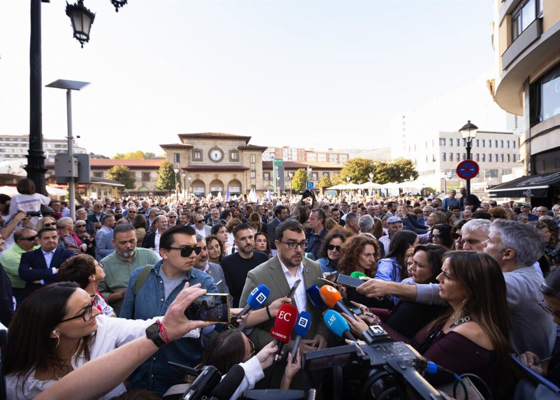 El presidente del Principado de Asturias, Adrián Barbón, durante la manifestación en contra del peaje del Huerna, a 17 de octubre de 2025, en Oviedo, Principado de Asturias (España). Este viernes está prevista la primera de las movilizaciones a las 17.30 Imanol Rimada - Europa Press