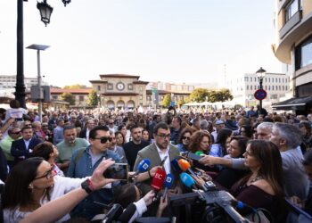 El presidente del Principado de Asturias, Adrián Barbón, durante la manifestación en contra del peaje del Huerna, a 17 de octubre de 2025, en Oviedo, Principado de Asturias (España). Este viernes está prevista la primera de las movilizaciones a las 17.30 Imanol Rimada - Europa Press