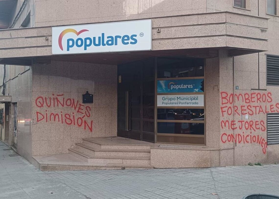Vandalizan la sede del PP de Ponferrada con pintadas de 'Quiñones dimisión' y 'Bomberos forestales mejores condiciones'PSOE DE PONFERRADA