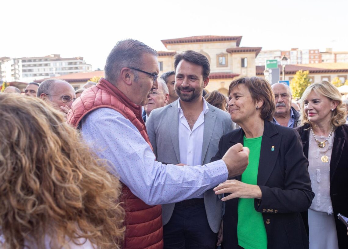 El presidente del PP de Asturias, Álvaro Queipo (c), junto a la alcaldesa de Gijón, Carmen Moriyón (2d) durante la manifestación en contra del peaje del Huerna, a 17 de octubre de 2025, en Oviedo, Principado de Asturias (España). Este viernes está previstImanol Rimada - Europa Press