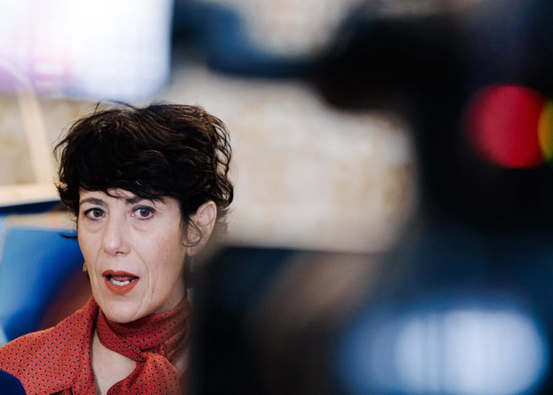 La ministra de Inclusión, Seguridad Social y Migraciones, Elma Saiz, atiende a los medios durante la inauguración de la exposición de la fotógrafa Madeleine Penfold,a 17 de octubre, en Madrid. Carlos Luján - Europa Press