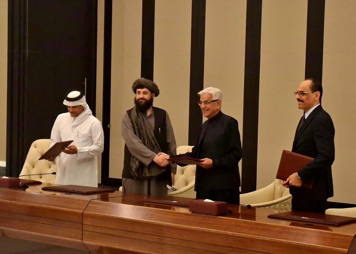 Las delegaciones de Afganistán y Pakistán junto con representantes de los países mediadores Turquía y Qatar en la capital de este último, Doha.MINISTERIO DE DEFENSA DE PAKISTÁN