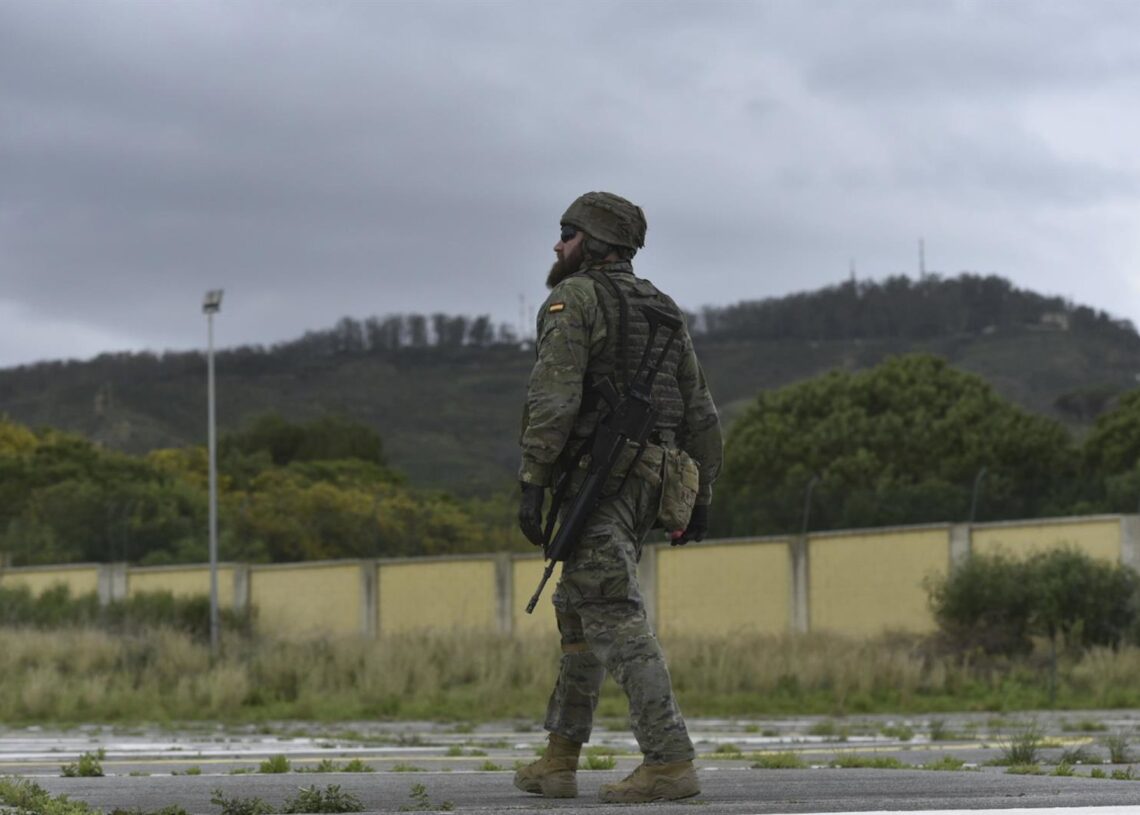 Archivo - Un militar durante un ejercicio, a 21 de marzo de 2024, en Ceuta (España). Antonio Sempere - Europa Press - Archivo