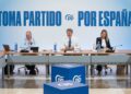 Archivo - El líder del PP, Alberto Núñez Feijóo, junto al secretario general del PP, Miguel Tellado,  y la vicesecretaria de Coordinación Sectorial, Alma Ezcurra. en Aranjuez (Madrid).DIEGO PUERTA - Archivo