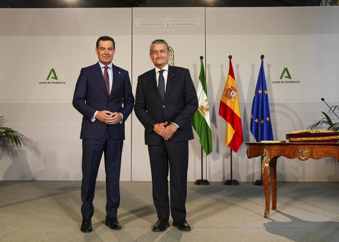 El presidente de la Junta de Andalucía, Juanma Moreno (i) acompañado del consejero de Sanidad, Presidencia y Emergencias, Antonio Sanz (d) durante la toma de posesión. Imagen de archivo. Francisco J. Olmo - Europa Press