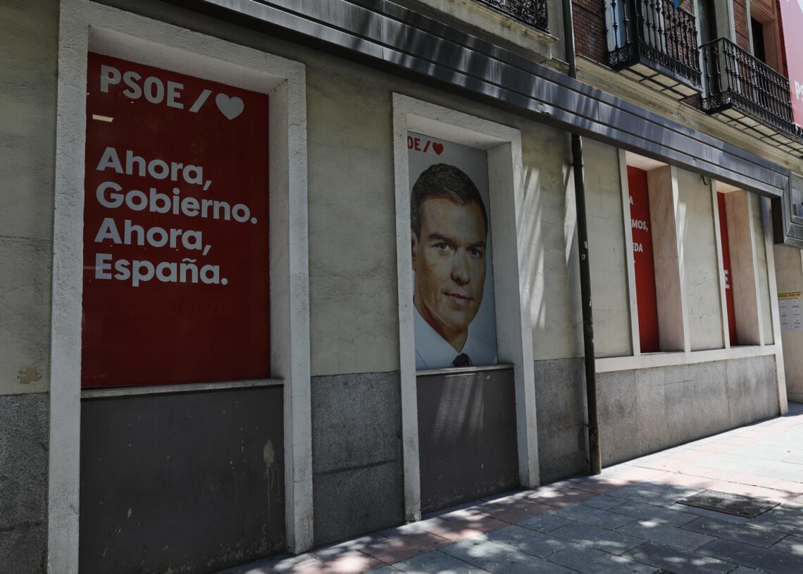 Archivo - Sede el PSOE en la Calle Ferraz de Madrid con la imágen del presidentedel Gobienro, Pedro Sánchez.Jesús Hellín - Europa Press - Archivo