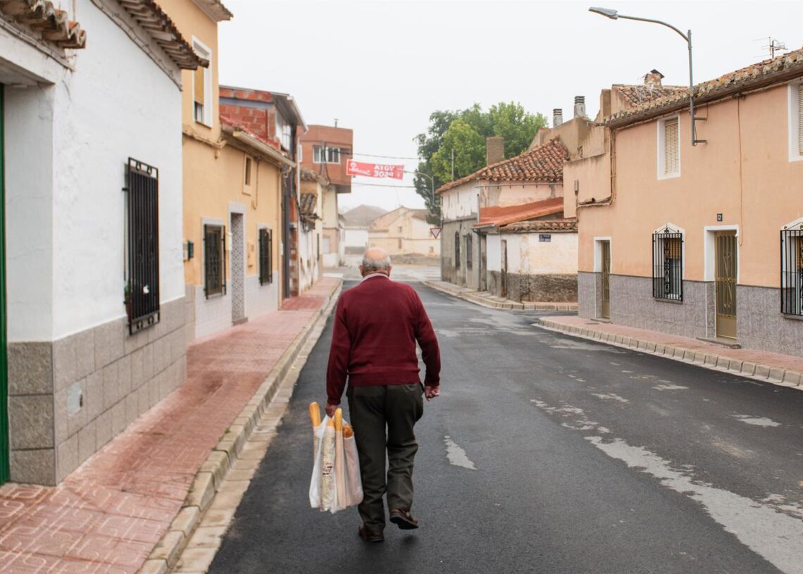 Archivo - Un vecino de la mitad par de la calle Murcia, a 28 de mayo de 2023, en Pozo Cañada, Albacete, Castilla-La Mancha (España). Víctor Fernández - Europa Press - Archivo