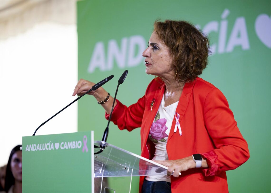 La vicepresidenta primera del Gobierno, María Jesús Montero, en la Fiesta de la Rosa en Bentarique (Almería).FERNANDO COTO MARIN, @COTOMARIN,