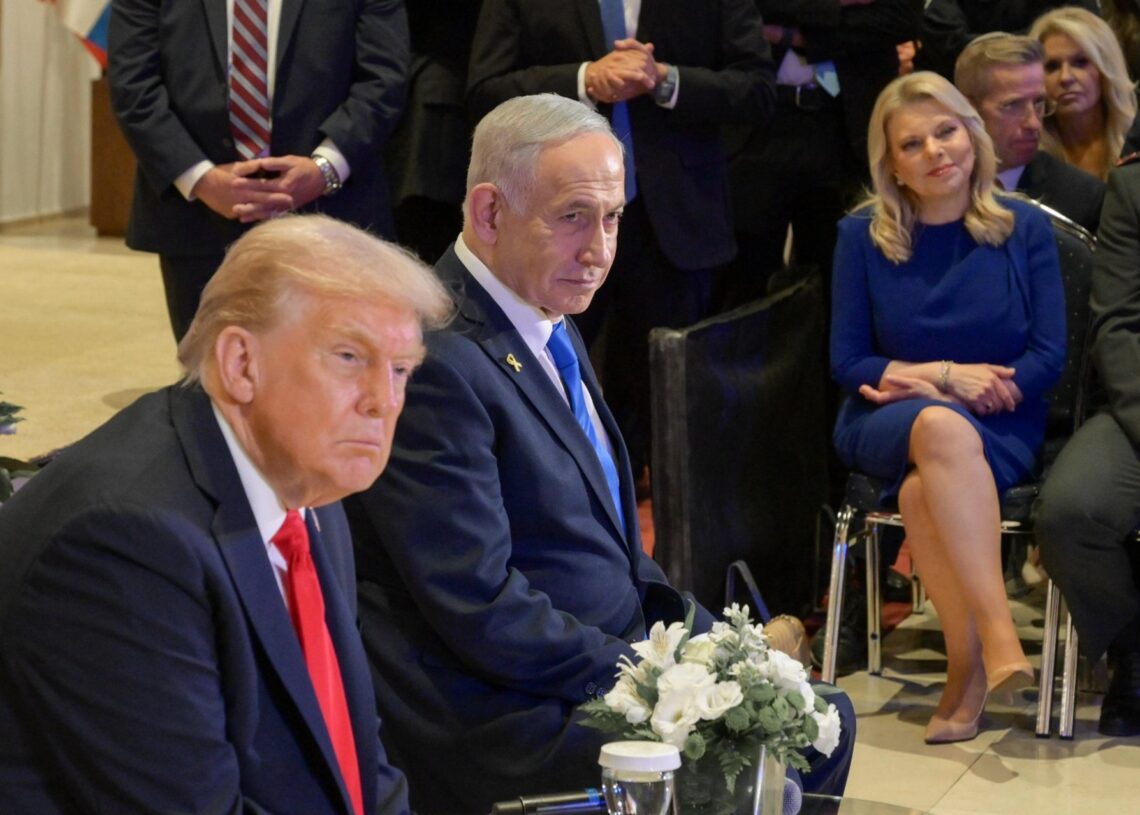 El primer ministro de Israel, Benjamin Netanyahu (d), y el presidente de Estados Unidos, Donald Trump (i), durante una reunión con las familias de los rehenes fallecidos y retornados, los soldados de las FDI heridos, y los heridos en los atentados terroriMa’ayan Toaf (GPO)