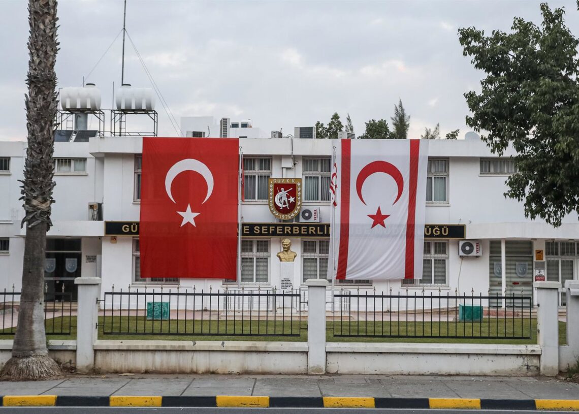 Archivo - Banderas de Turquía y de la autoproclamada República Turca del Norte de Chipre (archivo)Europa Press/Contacto/Kostas Pikoulas - Archivo