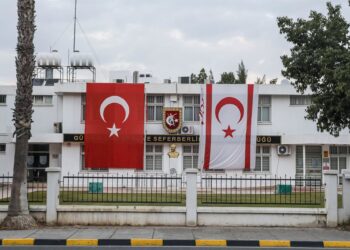 Archivo - Banderas de Turquía y de la autoproclamada República Turca del Norte de Chipre (archivo)Europa Press/Contacto/Kostas Pikoulas - Archivo