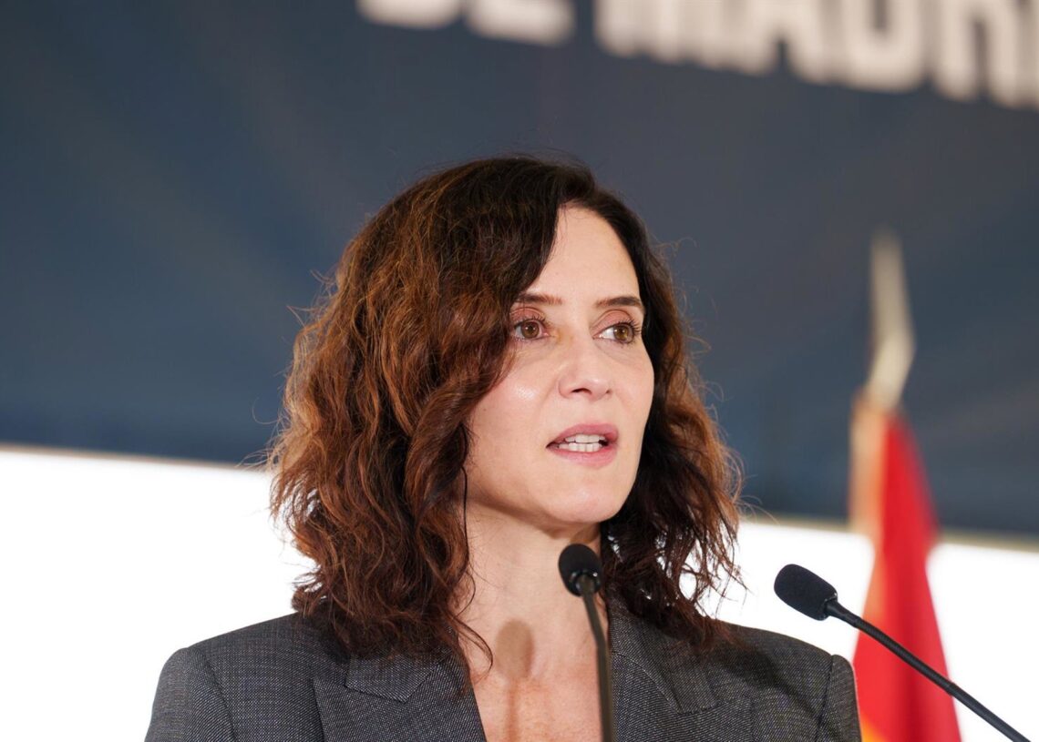 La presidenta de la Comunidad de Madrid, Isabel Díaz Ayuso, ofrece declaraciones durante una visita a las obras de la Ciudad de la Justicia en el barrio madrileño de Valdebebas, a 16 de octubre de 2025, en Madrid (España).Matias Chiofalo - Europa Press