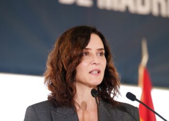 La presidenta de la Comunidad de Madrid, Isabel Díaz Ayuso, ofrece declaraciones durante una visita a las obras de la Ciudad de la Justicia en el barrio madrileño de Valdebebas, a 16 de octubre de 2025, en Madrid (España).Matias Chiofalo - Europa Press