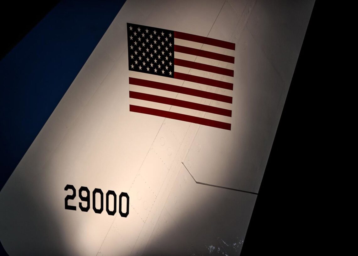 Archivo - La bandera estadounidense en la parte trasera del Air Force One, el avión presidencial de Donald TrumpEuropa Press/Contacto/Alfie Cosgrove - Archivo