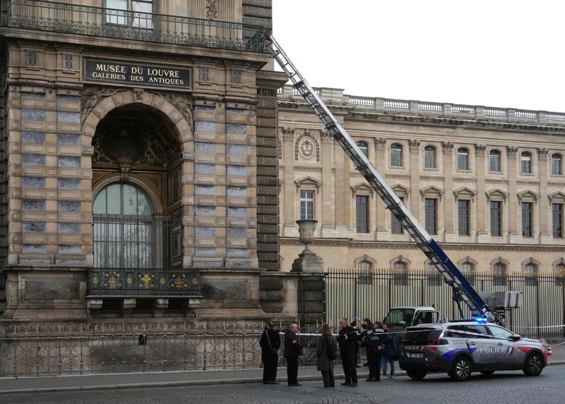 Agentes de Policía junto a un montacargas utilizado por ladrones para entrar en el Museo del Louvre en el Quai François MitterrandDimitar Dilkoff/AFP/dpa