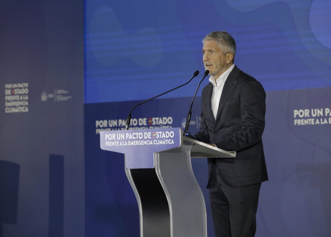 El ministro Interior, Fernando Grande Marlaska, durante la inauguración de la Convención del Pacto de Estado frente a la Emergencia Climática, en La Térmica Cultural y la Fábrica de la Luz, a 13 de octubre de 2025, en Ponferrada, León (España).Fernando Otero - Europa Press