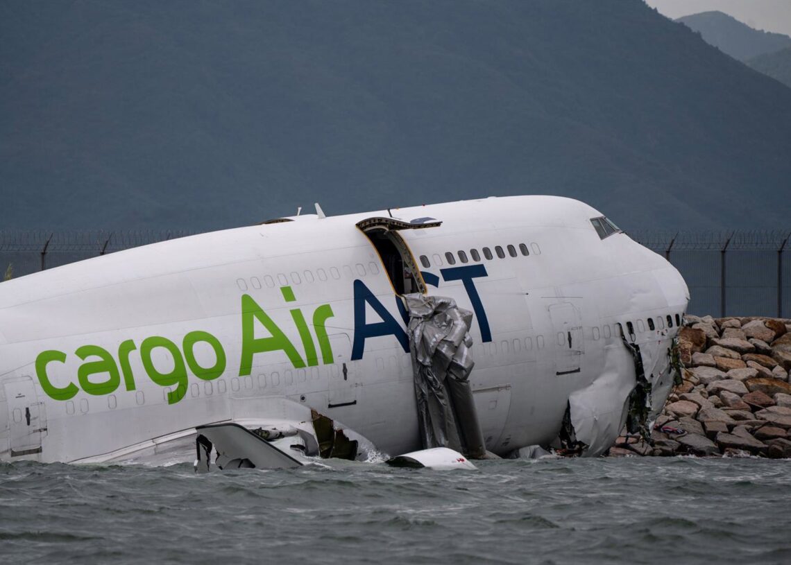 Un avión de carga, parcialmente en el mar después de desviarse de la pista mientras aterrizaba en el Aeropuerto Internacional de Hong KongEuropa Press/Contacto/Vernon Yuen