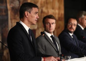 Archivo - El presidente del Gobierno, Pedro Sánchez (i) y el presidente de la República Francesa, Emmanuel Macron (2i) participan en la declaración conjunta de los líderes de la XI Cumbre EU-MED9 2024, a 11 de octubre de 2024, en Pafos (Chipre).Pool Moncloa/Fernando Calvo - Archivo