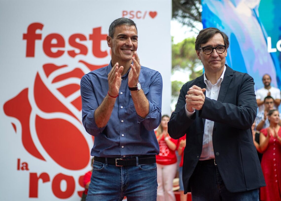 El presidente del Gobierno, Pedro Sánchez (i) y el presidente de la Generalitat de Cataluña, Salvador Illa (d), durante la Fiesta de la Rosa del PSC, a 21 de septiembre de 2025, en Gavà, BarcelonaLorena Sopêna - Europa Press