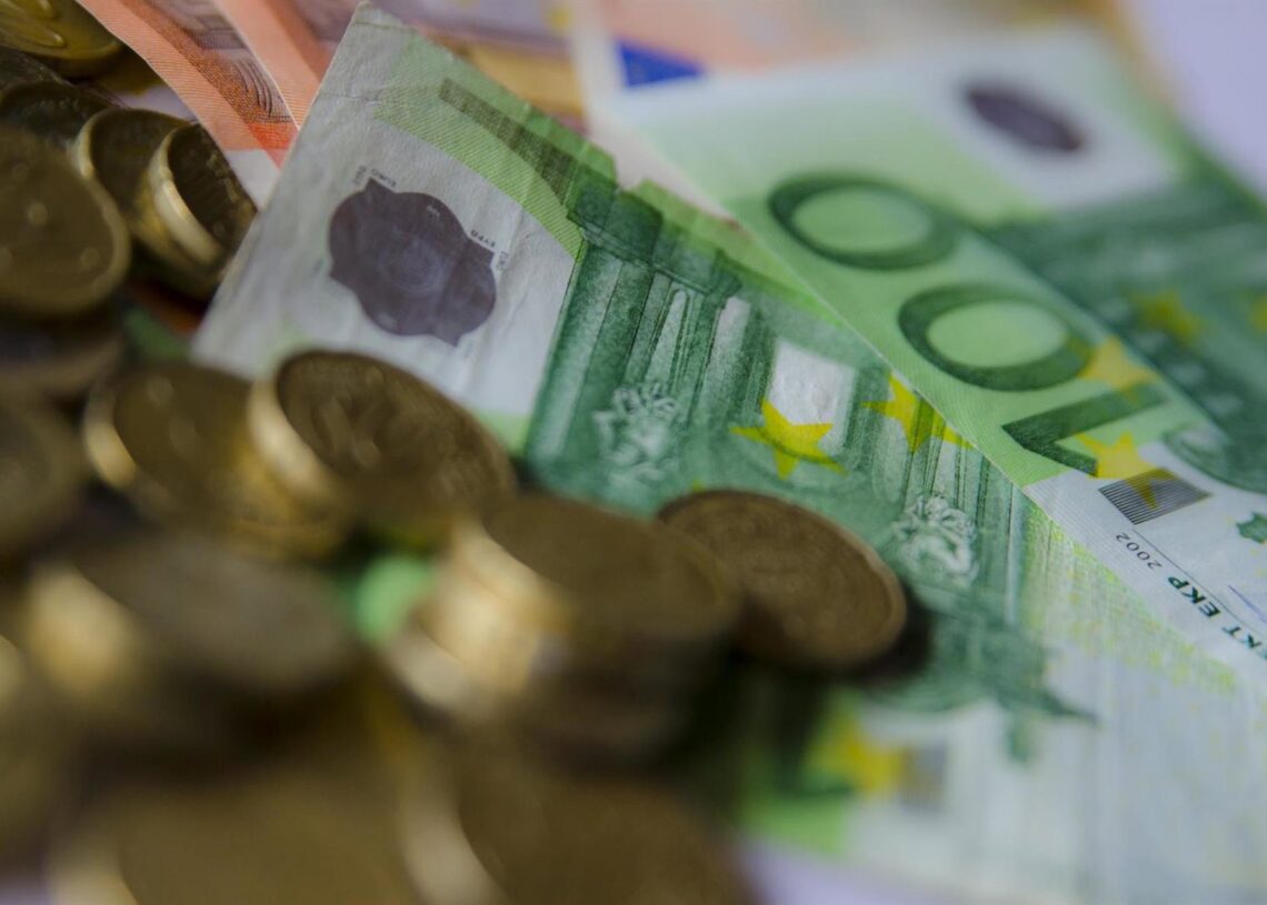 Archivo - Monedas y billetes de eurosEUROPA PRESS - Archivo