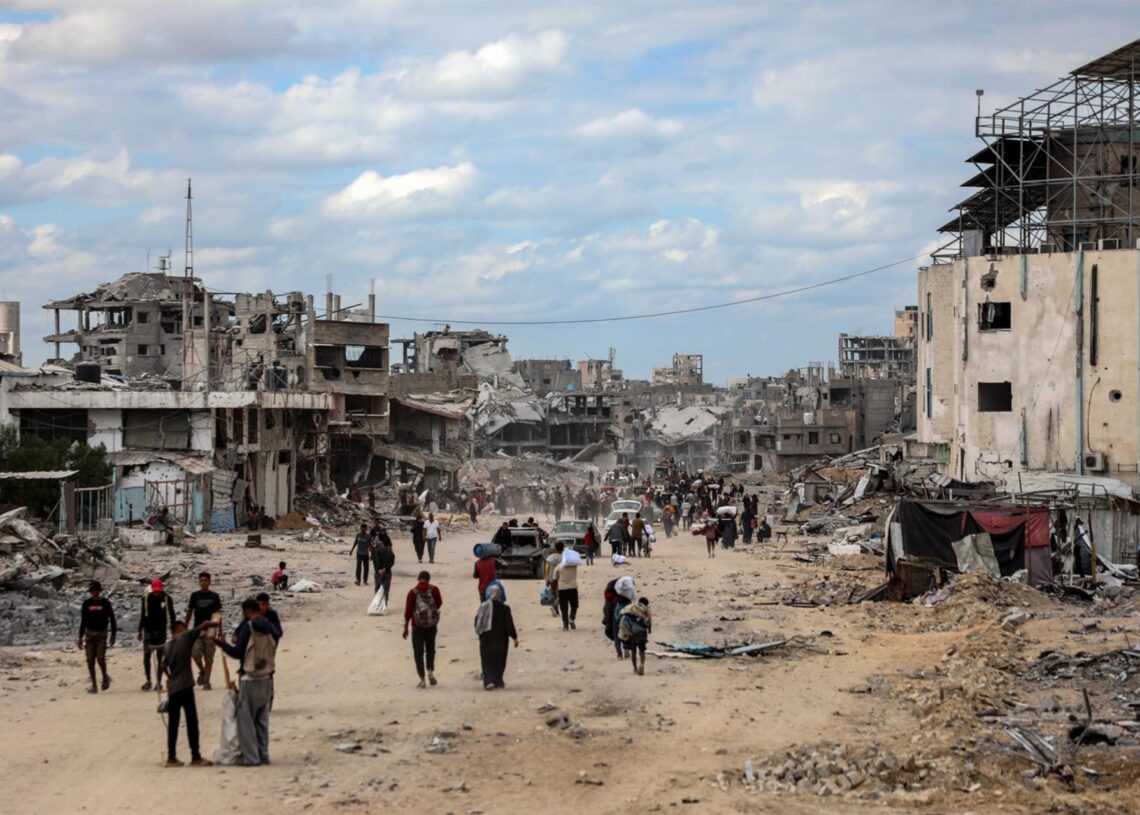 Palestinos caminan entre edificios destruidos por el Ejército de Israel en Jan Yunis tras la entrada en vigor del alto el fuego en la Franja de Gaza (archivo)Europa Press/Contacto/Rizek Abdeljawad