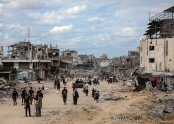 Palestinos caminan entre edificios destruidos por el Ejército de Israel en Jan Yunis tras la entrada en vigor del alto el fuego en la Franja de Gaza (archivo)Europa Press/Contacto/Rizek Abdeljawad