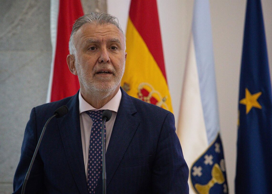 El ministro de Memoria Democrática, Ángel Víctor Torres, durante la inauguración de las II Jornadas sobre controles oficiales en tráfico internacional de mercancías en Vigo, a 16 de octubre de 2025, en Vigo, Pontevedra, Galicia (España). Adrián Irago - Europa Press
