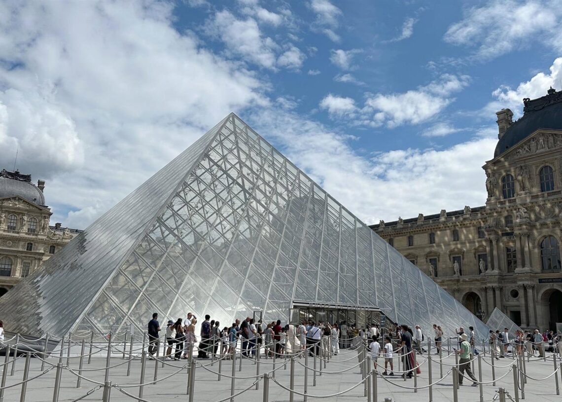 Archivo - Entrada al museo del Louvre de París (archivo)Europa Press/Contacto/Mark Hertzberg - Archivo