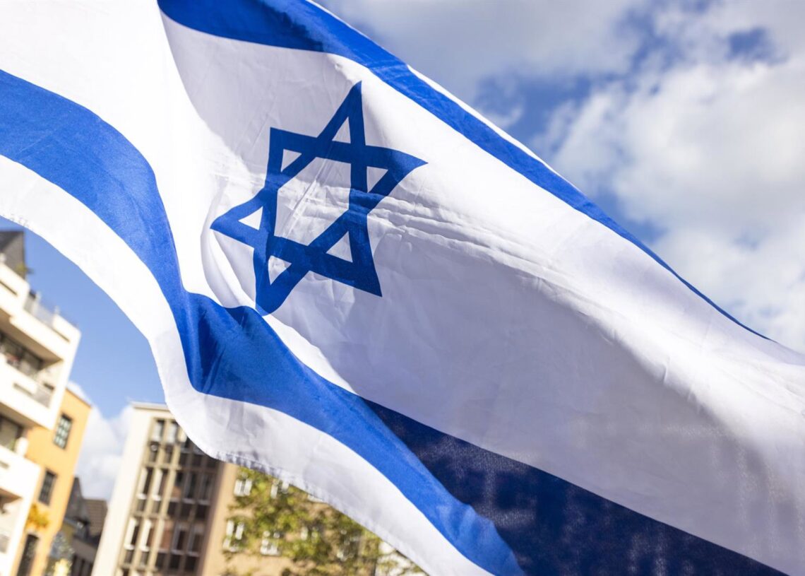 Archivo - Una bandera de Israel durante una manifestación.Thomas Banneyer/dpa - Archivo