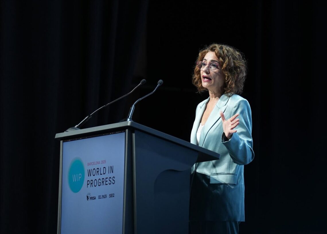 La vicepresidenta primera del Gobierno y ministra de Hacienda, María Jesús Montero, durante la segunda edición del foro 'World in Progress', en el Palau de Congressos de Catalunya, 20 de octubre de 2025, en Barcelona, Catalunya (España).David Zorrakino - Europa Press