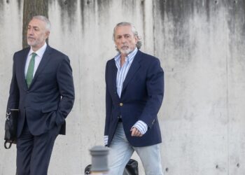El empresario Francisco Correa (d) a su llegada a la Audiencia Nacional, a 20 de octubre de 2025, en San Fernando de Henares, Madrid (España).Alberto Ortega - Europa Press
