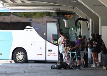 Archivo - Varias personas esperan para subirse a un autobús en la estación de autobuses de Méndez ÁlvaroMarta Fernández Jara - Europa Press - Archivo