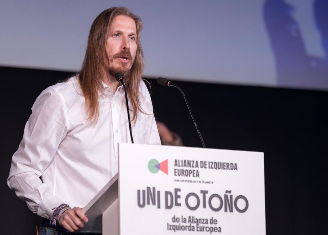 El secretario de Organización y portavoz de Podemos, Pablo Fernández, durante una intervención en la  Universidad de Otoño de Podemos en el Palacio de la Prensa de Callao, a 19 de octubre de 2025, en Madrid (España). Diego Radamés - Europa Press
