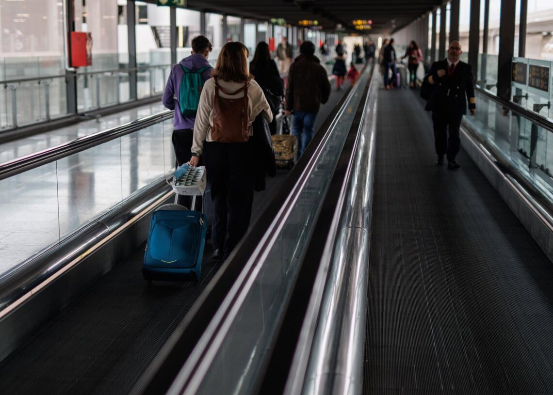 Archivo - Viajeros recién llegados se dirigen al aparcamiento de la T4 en el aeropuerto Adolfo Suárez Madrid-Barajas, a 30 de diciembre de 2022, en Madrid (España).Alejandro Martínez Vélez - Europa Press - Archivo