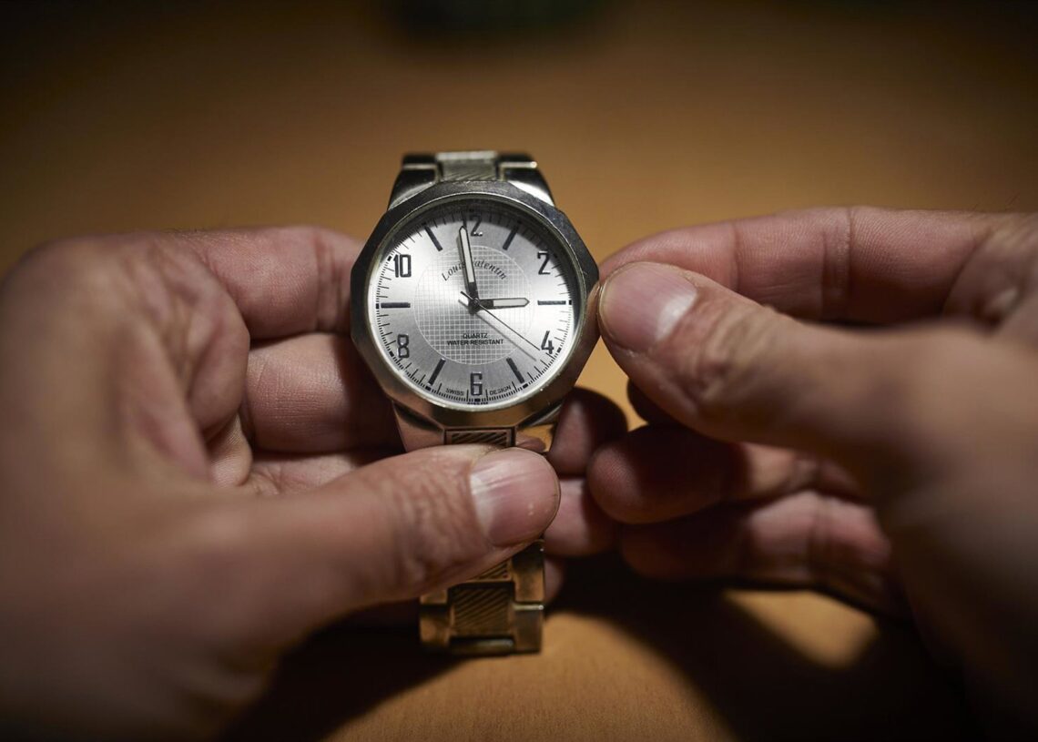 Archivo - Imagen de recurso de una persona que cambia las manecillas de un reloj.Jesús Hellín - Europa Press - Archivo