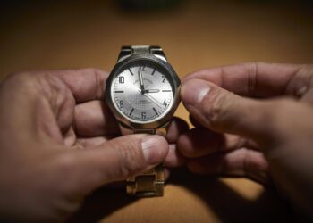 Archivo - Imagen de recurso de una persona que cambia las manecillas de un reloj.Jesús Hellín - Europa Press - Archivo