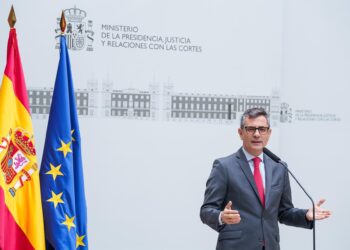 El ministro de la Presidencia, Justicia y Relaciones con las Cortes, Félix Bolaños, ofrece declaraciones antes de una reunión con el  presidente del Consejo General de la Abogacía Española, en el Palacio de Parcent.Matias Chiofalo - Europa Press